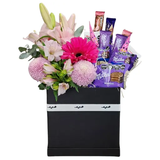 Caja black con flores de estacion y chocolates 